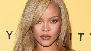 إعلان ريهانا عن شعر Fenty يأتي مع عابث شقراء فليبي