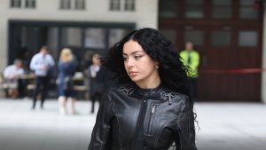 Charli XCX وتصنيف خزانة ملابس Hyperpop