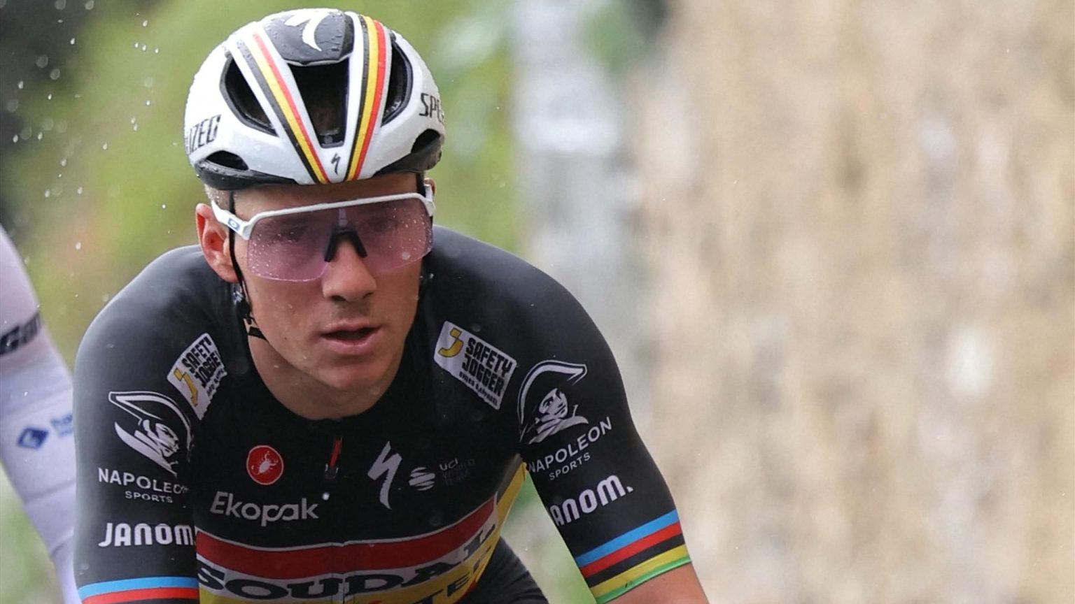 ريمكو إيفينبول: “أفضل متسابق في العالم” تاديج بوجاكار هو الرجل الوحيد الذي يمكنه إكمال ثنائية جيرو وتور دو فرانس