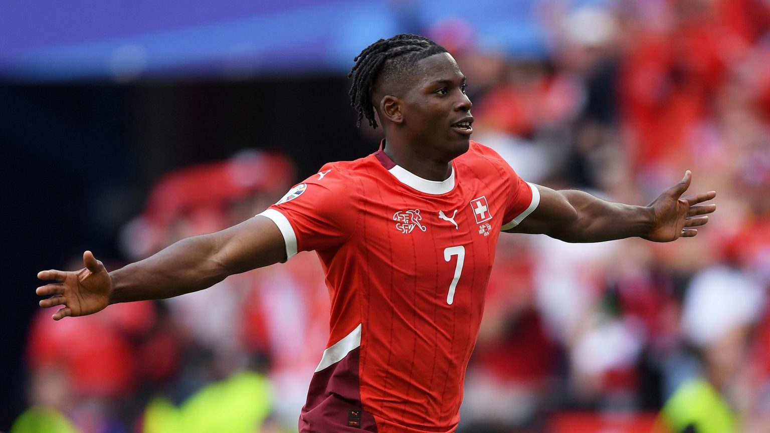 إمبولو يسجل هدفاً في عودة عاطفية للمنتخب الوطني في فوز سويسرا على المجر