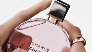 أفضل 9 عطور شانيل للنساء والرجال لعام 2024 بحسب فوغ