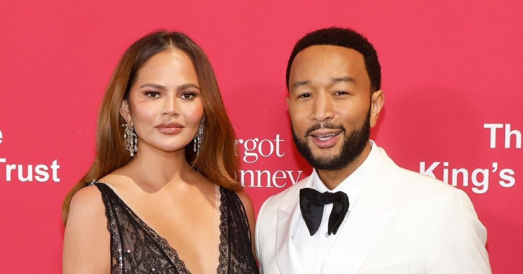 تدافع Chrissy Teigen عن مياه الاستحمام “القذرة” بعد أن تلقى فيديو John Legend لها رد فعل عنيفًا