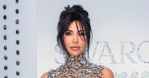 كيم كارداشيان تجفف الماس الخاص بها لأنها “لا تستطيع الوقوف” عند ارتداء المجوهرات الباردة