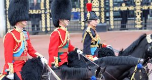يبدو أن الأميرة آن تواجه مشكلة مع حصانها في عام 2024 Trooping the Color