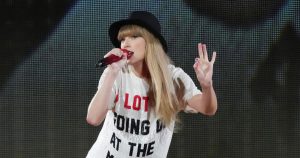 توأم تايلور سويفت في ملابس متطابقة مع المعجبة الشابة التي حصلت على القبعة “22” في عرض “Eras Tour” في كارديف