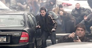 مخرج سينمائي يخبرنا كيف نمنع الناس من النظر إلى الكاميرا والتلويح أثناء مشاهد الشوارع المزدحمة (حصريًا)