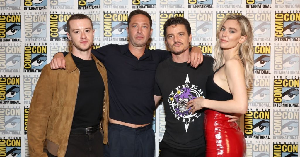 بيدرو باسكال يشارك فيديو لطيفًا لطاقم عمل “Fantastic Four” وهم يعانقون بعضهم البعض قبل الظهور لأول مرة في Comic-Con