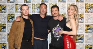 بيدرو باسكال يشارك فيديو لطيفًا لطاقم عمل “Fantastic Four” وهم يعانقون بعضهم البعض قبل الظهور لأول مرة في Comic-Con