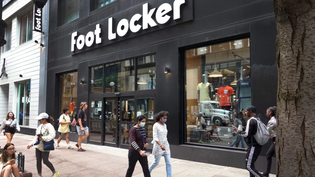 الأسهم التي تشهد أكبر التحركات قبل بدء السوق: Super Micro، وAbercrombie & Fitch، وBox، وFoot Locker، وغيرها