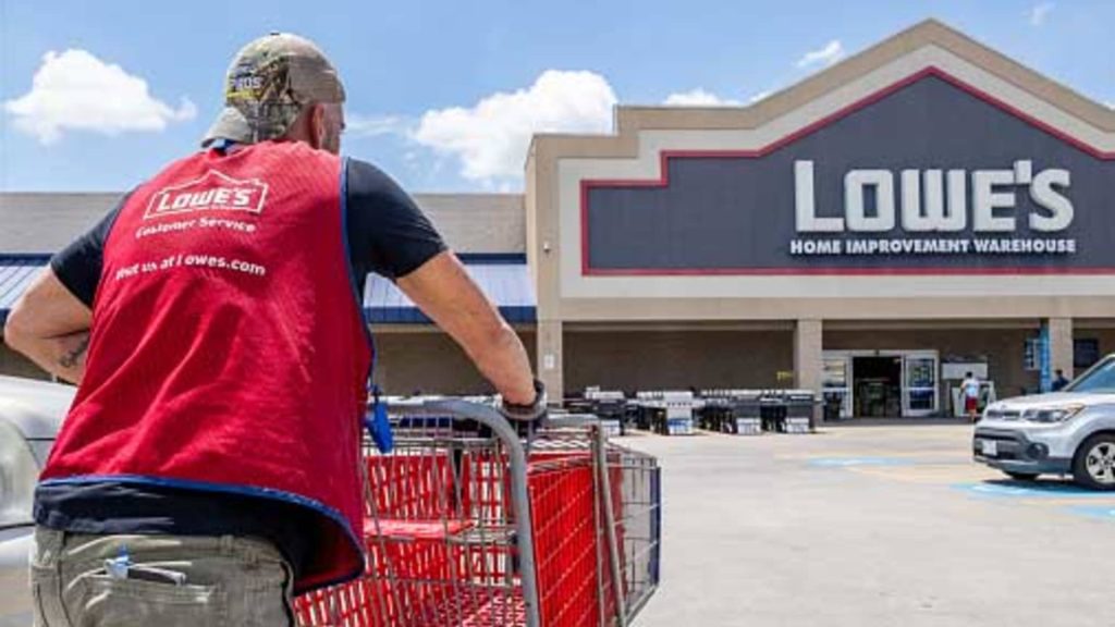 تخفض شركة Lowe's توقعاتها للعام بأكمله حيث تتوقع ضعف مبيعات تحسينات المنازل