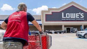 تخفض شركة Lowe's توقعاتها للعام بأكمله حيث تتوقع ضعف مبيعات تحسينات المنازل