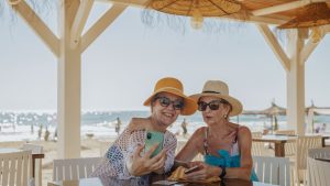 3 علامات تحذيرية تشير إلى أنه لا ينبغي لك ولصديقك الذهاب في إجازة معًا