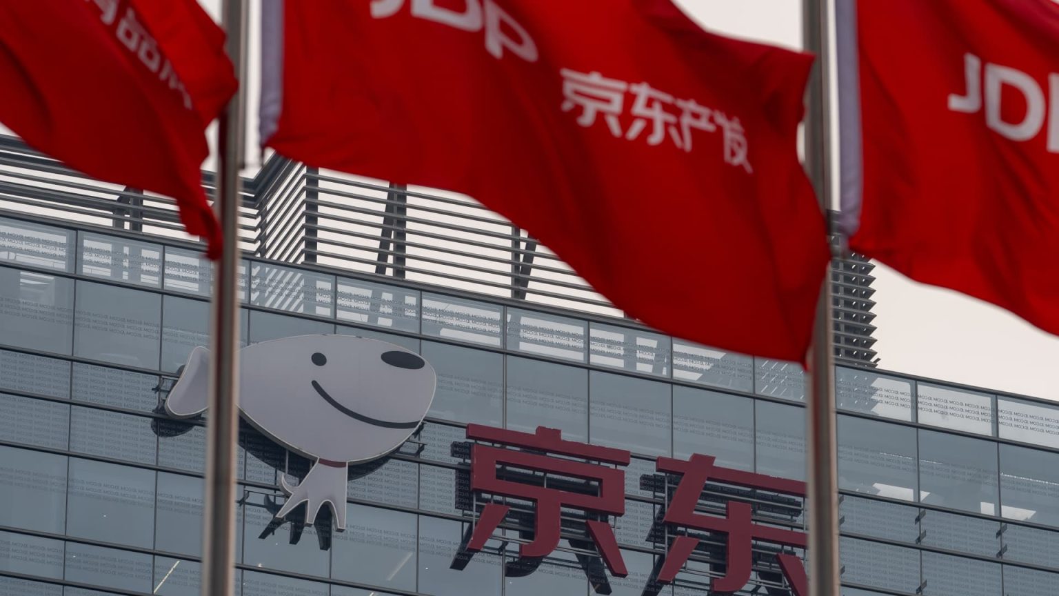 ارتفعت أسهم JD.com بعد الإعلان عن إعادة شراء أسهم بقيمة 5 مليارات دولار، متجاوزة الانخفاض في مؤشر هانغ سنغ