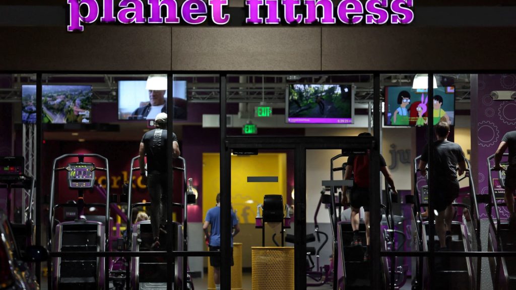 الأسهم التي تشهد أكبر التحركات قبل السوق: PDD Holdings، وBoeing، وPlanet Fitness، وغيرها