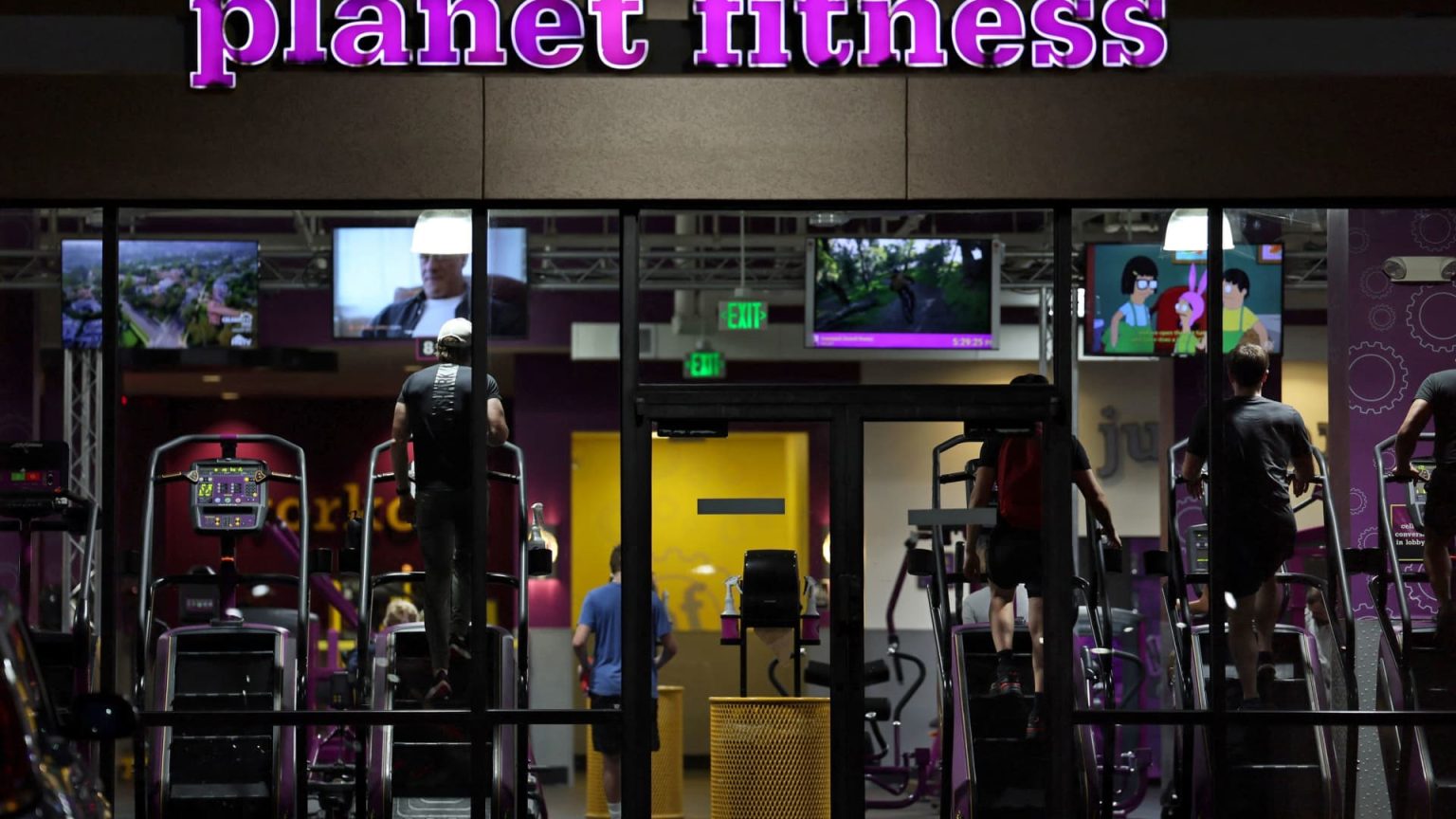 الأسهم التي تشهد أكبر التحركات قبل السوق: PDD Holdings، وBoeing، وPlanet Fitness، وغيرها