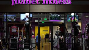 الأسهم التي تشهد أكبر التحركات قبل السوق: PDD Holdings، وBoeing، وPlanet Fitness، وغيرها