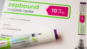 أطلقت شركة إيلي ليلي شكلاً جديدًا من عقار إنقاص الوزن Zepbound بنصف السعر لتعزيز الوصول والإمداد