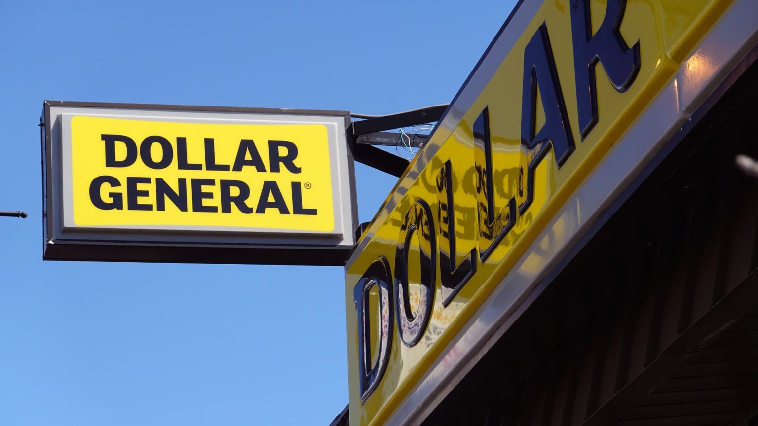 انخفضت أسهم شركة Dollar General بنسبة 20% بعد أن خفضت شركة التجزئة توقعاتها، وألقت باللوم على العملاء “المقيدين ماليًا”