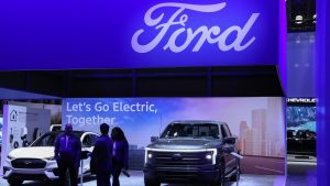 فورد تؤجل مصنع السيارات الكهربائية الجديد وتلغي إنتاج سيارة SUV كهربائية بثلاثة صفوف