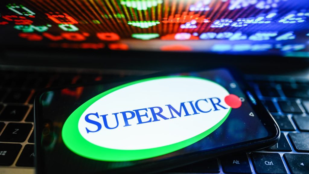 الأسهم التي تشهد أكبر التحركات في منتصف النهار: Super Micro Computer، وBerkshire Hathaway، وAbercrombie & Fitch وغيرها