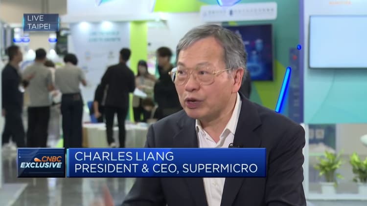 يقول الرئيس التنفيذي لشركة Supermicro أن أنظمة التبريد السائل هي