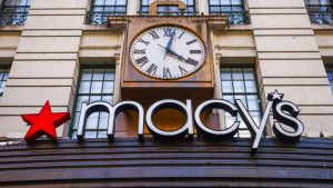 تخفض شركة Macy's توقعات المبيعات مع كفاح المتاجر الكبرى لجذب المتسوقين