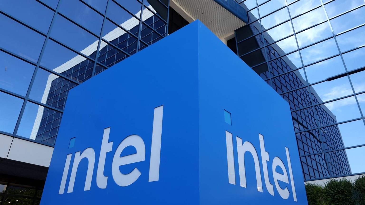 الأسهم التي تشهد أكبر التحركات في منتصف النهار: Intel وElastic NV وMongoDB والمزيد