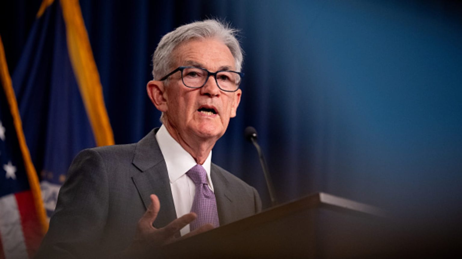 رئيس بنك الاحتياطي الفيدرالي باول يشير إلى خفض أسعار الفائدة في المستقبل: “حان الوقت لتعديل السياسة”