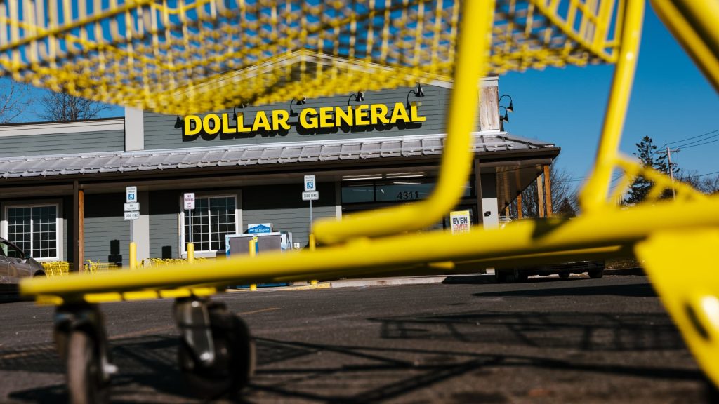 كشفت وكالة فيدرالية أن عملاء Dollar General وDollar Tree وKroger يدفعون أكثر من 90 مليون دولار سنويًا في شكل رسوم استرداد نقدي