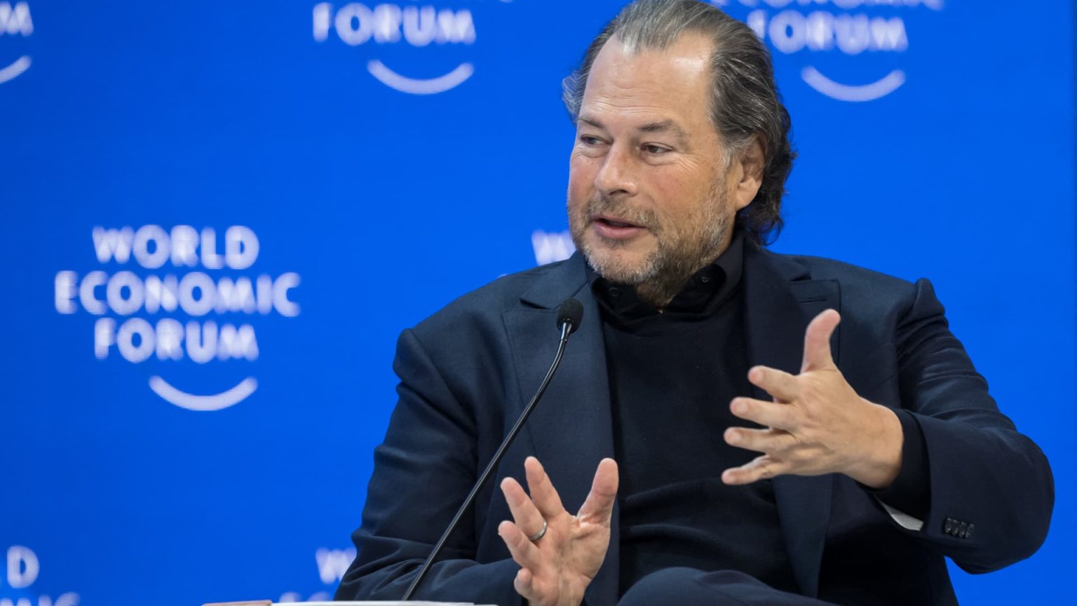 تجاوزت شركة Salesforce تقديرات الأرباح، واستقالة الرئيسة والمديرة المالية إيمي ويفر