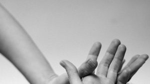 كيفية ترطيب منطقة تحت العين لتقليل الهالات السوداء والخطوط الدقيقة