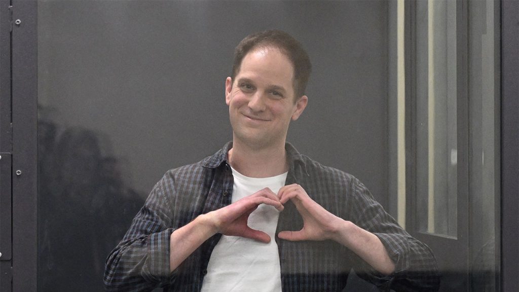 طلب مراسل صحيفة وول ستريت جورنال إيفان جيرشكوفيتش إجراء مقابلة مع بوتن بعد إطلاق سراحه من السجن الروسي