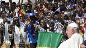 البابا يحث الدول على عدم السماح للمهاجرين بالموت في البحر أو في الصحراء