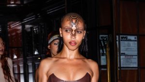 FKA Twigs تختار زيًا مثيرًا للإعجاب