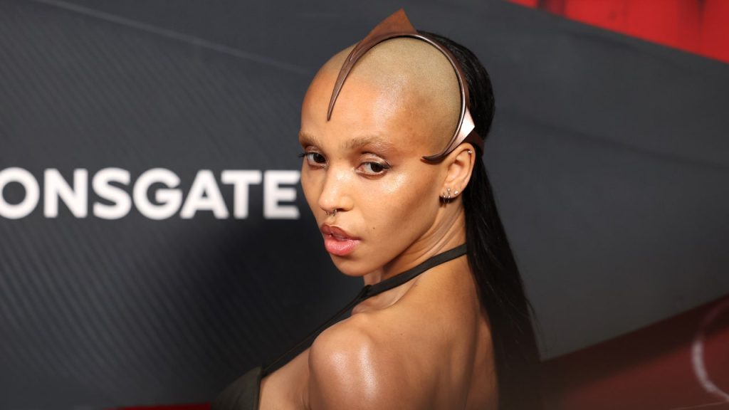 بالنسبة لدورها في فيلم The Crow، أرادت FKA Twigs أن تشم رائحة الدور