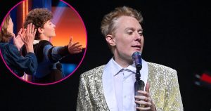 ابن نجم برنامج “أمريكان أيدول” كلاي أيكين، باركر، البالغ من العمر 15 عامًا، يظهر لأول مرة على شاشة التلفزيون في برنامج “Celebrity Family Feud”