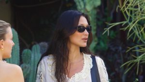 بيلا حديد تستلهم أسلوب جنوب كاليفورنيا في الملابس التي تجمع بين النمط البوهيمي والنمط الغربي