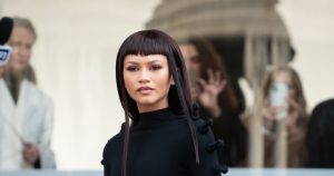 أسئلة الجمال الملحة يجيب عليها مصففو شعر المشاهير وخبراء المكياج وغيرهم (حصريًا)