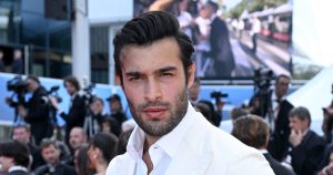 سام أصغري يعلم أنه يريد لعب المزيد من الأدوار الشريرة من خلال مشاهدة سيمو ليو في فيلمهم الجديد “جاكبوت” (حصريًا)
