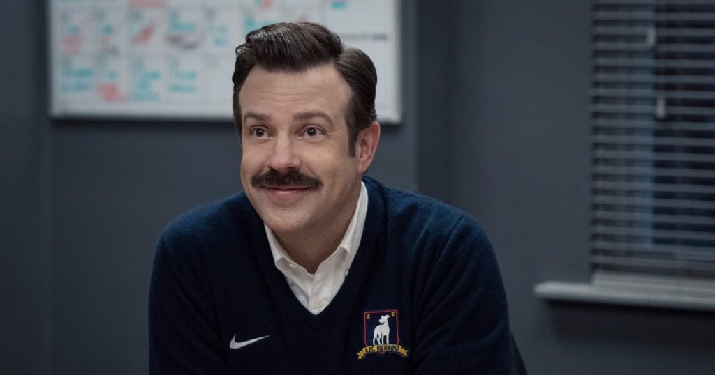 يبدو أن الموسم الرابع من مسلسل “Ted Lasso” أصبح قريبًا حيث وقعت شركة Warner Bros. اتفاقية مع أعضاء فريق التمثيل