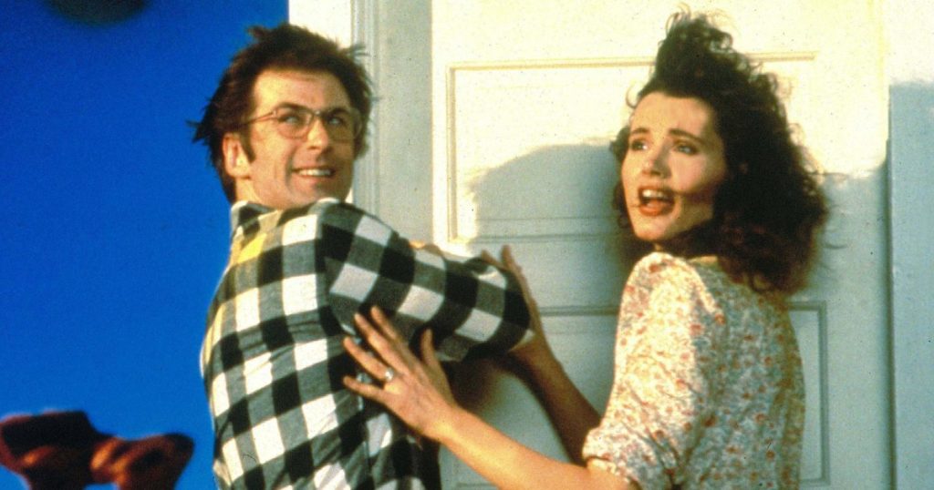 لماذا لم يستعين تيم بيرتون بالنجمين أليك بالدوين وجينا ديفيس في الجزء الثاني من فيلم “Beetlejuice”؟
