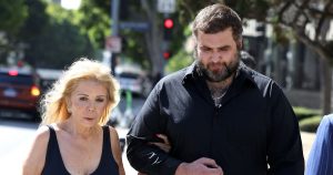 ويستون نجل نيكولاس كيج يقول إن والدته كريستينا فولتون “تحتاج إلى المساعدة”، ويدفع ببراءته من تهم الاعتداء