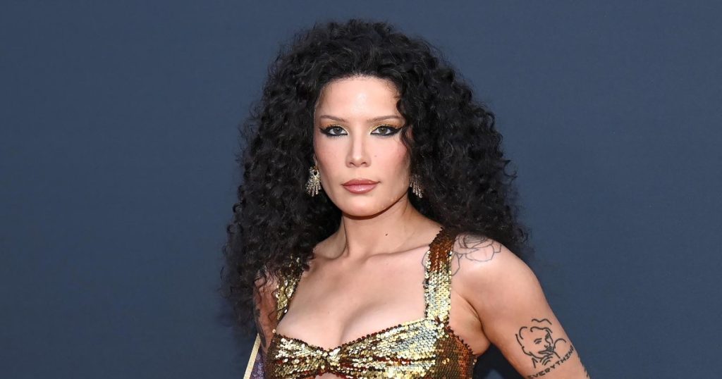 لماذا تشعر هالسي بالندم على العودة إلى الموسيقى بعد ردود الفعل العنيفة بسبب أغنية Lucky: “أريد أن أزحف في حفرة”