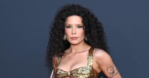 لماذا تشعر هالسي بالندم على العودة إلى الموسيقى بعد ردود الفعل العنيفة بسبب أغنية Lucky: “أريد أن أزحف في حفرة”