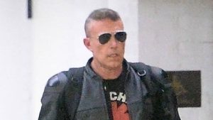 قميص بن أفليك الجديد Faux Hawk (وقميص Red Hot Chili Peppers) يرمز إلى “الأب الحزين الساخن” بشكل كبير
