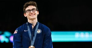 لاعب الجمباز ستيفن نيدوروسيك يفوز بالميدالية البرونزية في نهائي حصان الحلق للرجال في أولمبياد باريس 2024