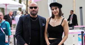 جون ترافولتا وابنته إيلا بلو يشجعان لاعبي الجمباز الأولمبيين خلال نهائيات القفز