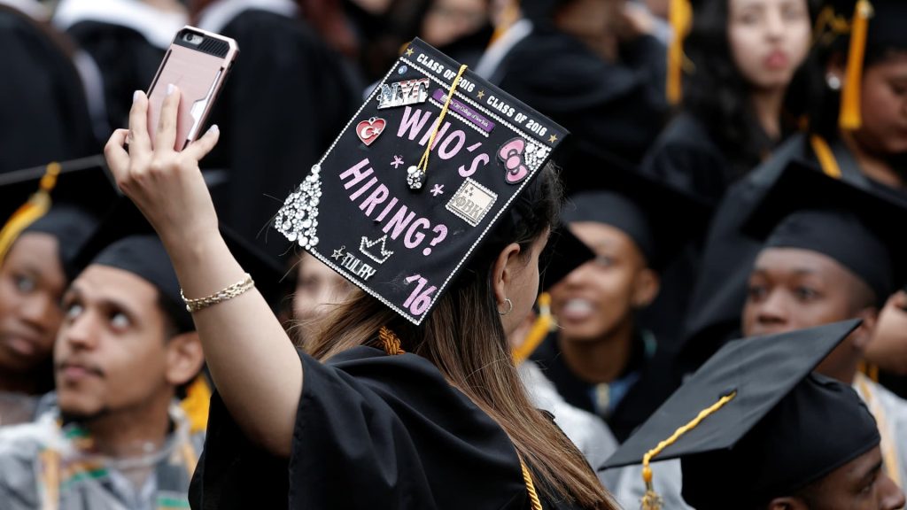 هذه هي أعلى 10 تخصصات جامعية من حيث الأجر – اثنان منها برواتب أولية مكونة من ستة أرقام