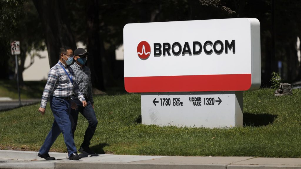 لماذا يتراجع سهم Broadcom بعد إعلان أرباح أفضل من المتوقع – وكيفية الاستفادة من الانخفاض