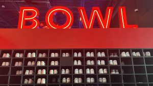 الأسهم التي تشهد أكبر التحركات قبل بدء السوق: Bowlero وUiPath وBroadcom وغيرها